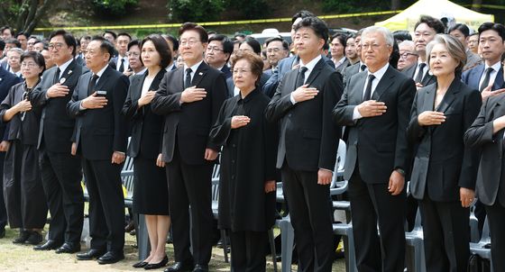 국민의례 하는 이재명 대통령