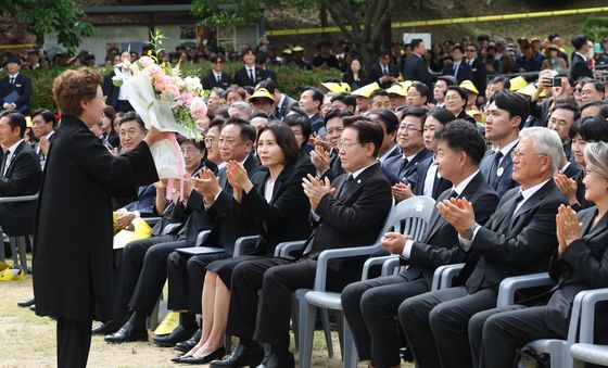 꽃다발 선물 받는 권양숙 여사