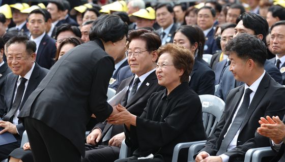 한명숙 전 총리와 인사 나누는 권양숙 여사
