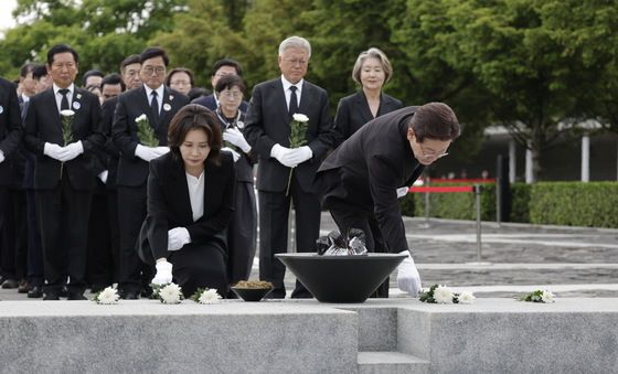 헌화하는 이재명 대통령·김혜경 여사