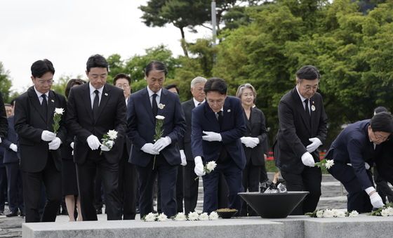 노무현 전 대통령 묘소 참배하는 김민석 국무총리