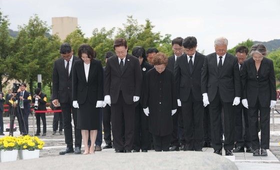 노무현 전 대통령 묘소 참배