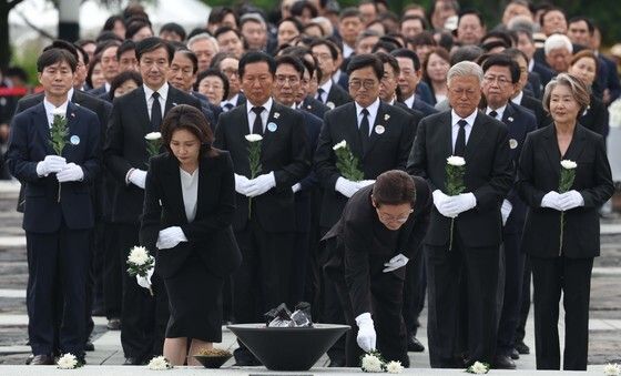 헌화하는 이재명 대통령·김혜경 여사