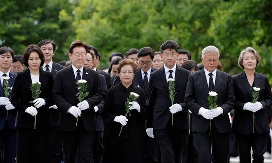 고 노무현 전 대통령 묘역으로