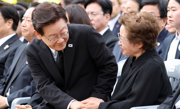 권양숙 여사 손 잡은 이재명 대통령