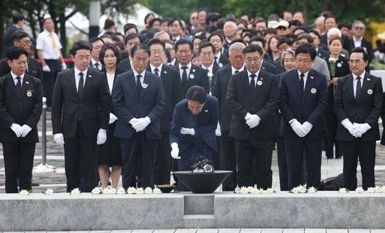 노무현 전 대통령 묘역 참배하는 김민석 총리