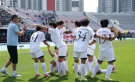 첫 우승 환호하는 北 내고향여자축구단