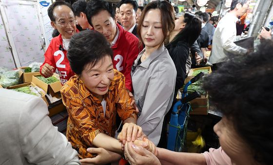 박근혜, 칠성시장 찾아 추경호 지원