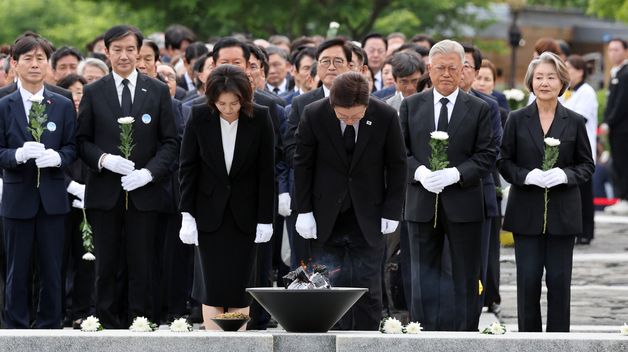 노무현 전 대통령 묘소 참배하는 이재명 대통령