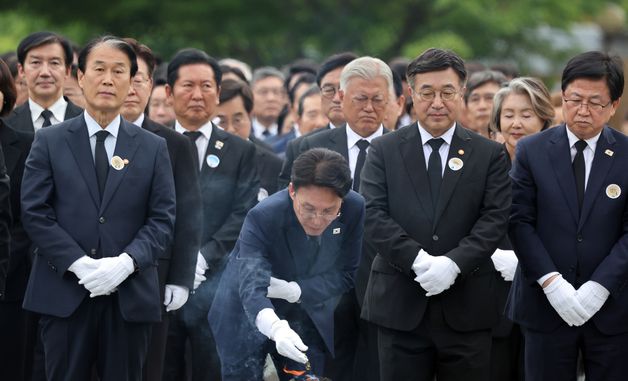 김민석 총리, 노무현 전 대통령 묘소 참배