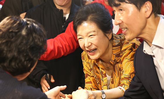 칠성시장 상인과 인사 나누는 박근혜
