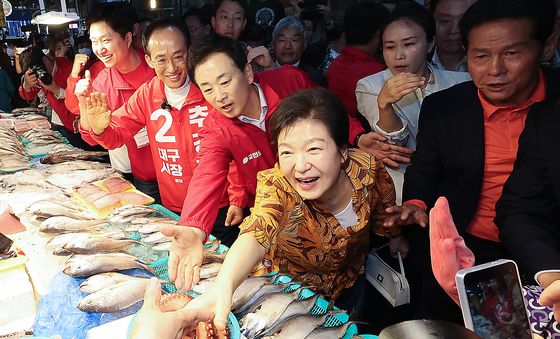 칠성시장 상인과 인사 나누는 박근혜