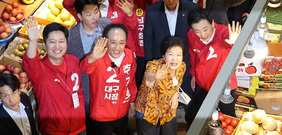 손 흔들며 인사하는 박근혜