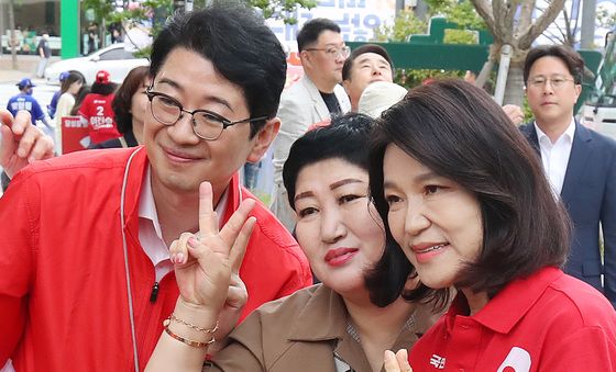 시민과 기념촬영하는 이진숙·주진우