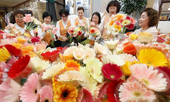 봉축법요식 준비하는 불자들