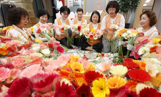 불심 모아 봉축법요식 꽃 준비
