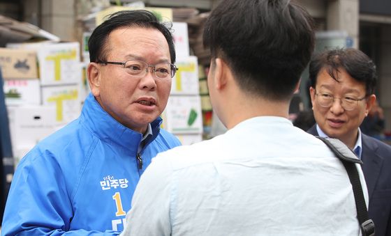청년 지지자와 대화하는 김부겸