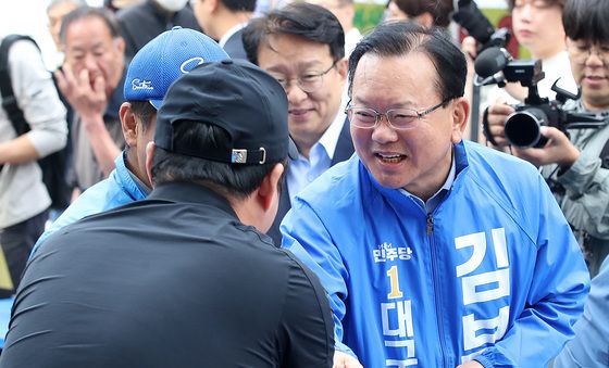 달성공원 새벽시장 찾은 김부겸