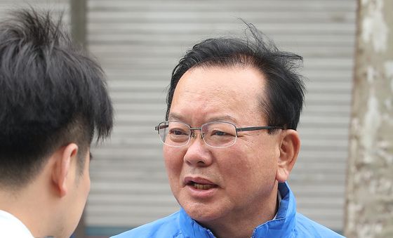청년 지지자와 대화하는 김부겸