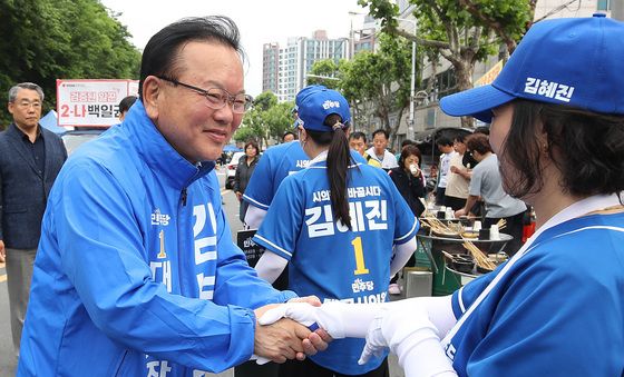민주당 선거사무원 격려하는 김부겸