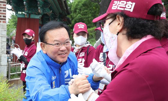 다른 후보 선거사무원 격려하는 김부겸