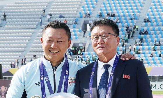 북한 내고향 구단주와 기념 촬영하는 리유일 감독