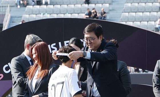 북한 내고향 선수들에게 메달 수여하는 최휘영 장관
