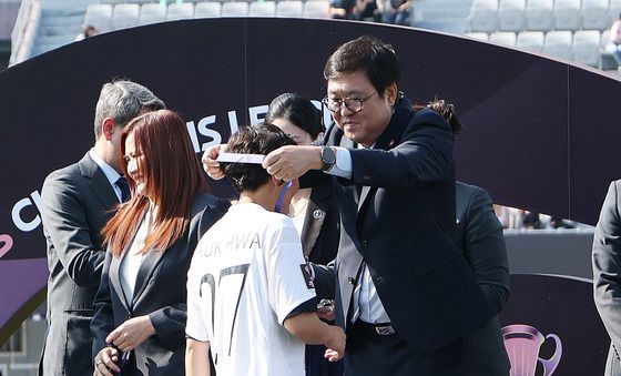북한 내고향 선수에게 메달 수여하는 최휘영 장관
