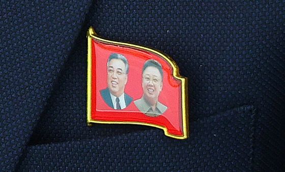 북한 내고향 관계자측 옷에 달린 김일성·김정일 뱃지