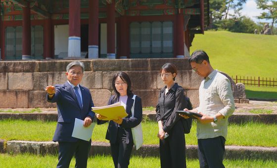 태강릉 세계유산영향평가 대상 구역 살피는 허민 국가유산청장