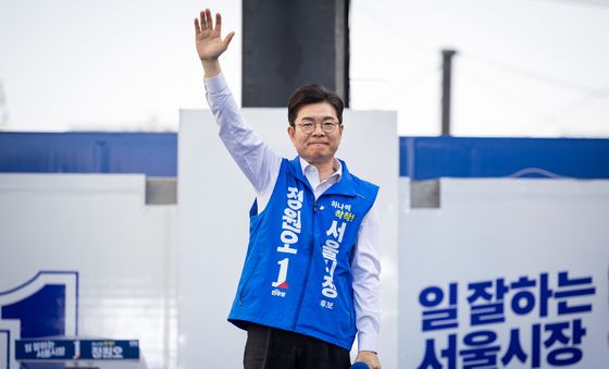 시민들에게 인사하는 정원오 후보