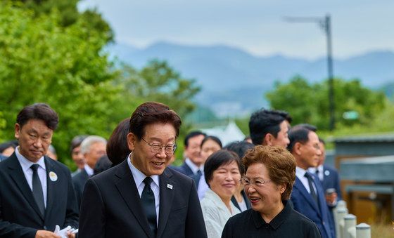 대화 나누는 이재명 대통령·권양숙 여사