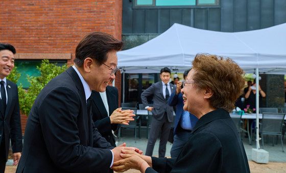 인사 나누는 이재명 대통령·권양숙 여사