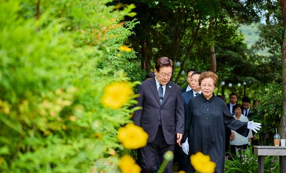 발걸음 옮기는 이재명 대통령·권양숙 여사