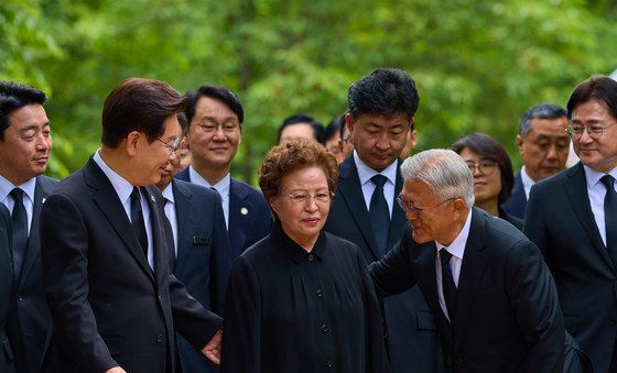 이재명 대통령, 권양숙 여사와 대화