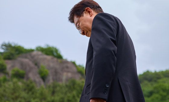노무현 전 대통령 묘역 참배하는 이재명 대통령