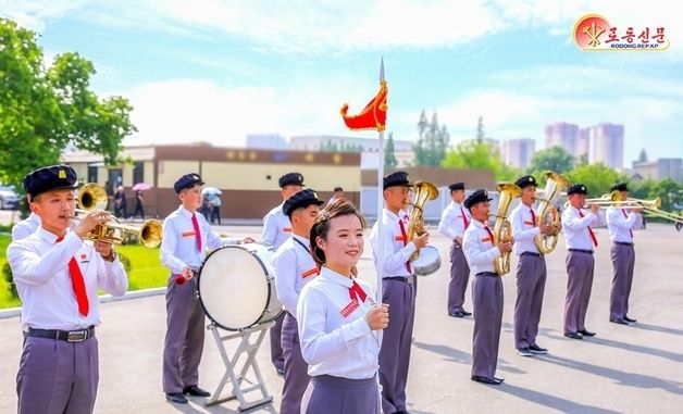 평양건축대학교 대학생 취주악대의 모습