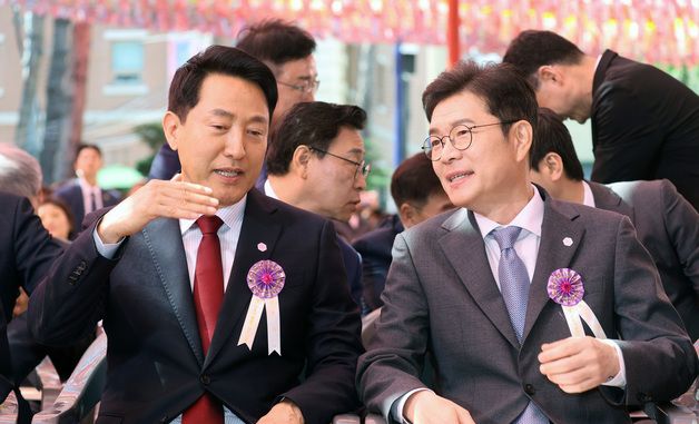 부처님오신날 봉축법요식에서 만난 정원오·오세훈 후보