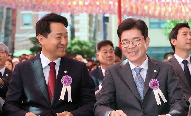 나란히 앉아 대화하는 만난 정원오·오세훈 후보