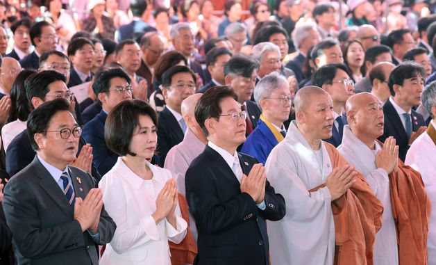 봉축법요식 참석한 이재명 대통령 내외