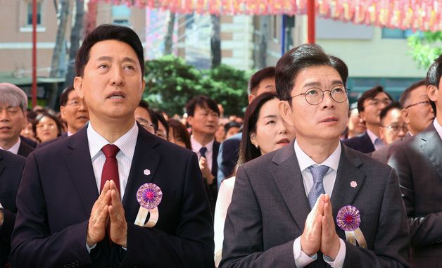 합장하는 정원오·오세훈 후보