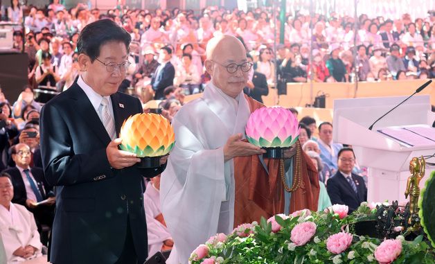 이재명 대통령, 봉축법요식 헌등