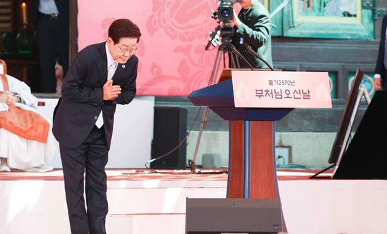 합장으로 인사하는 이재명 대통령