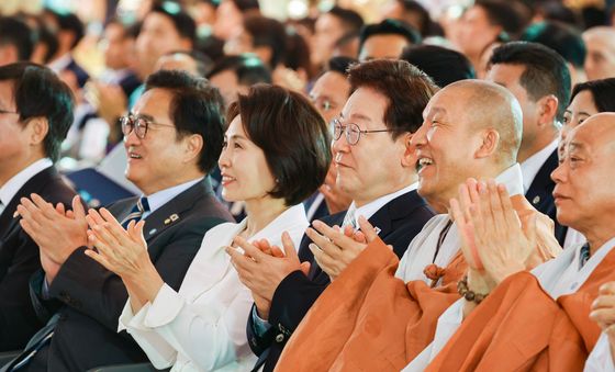 박수치는 이재명 대통령 부부