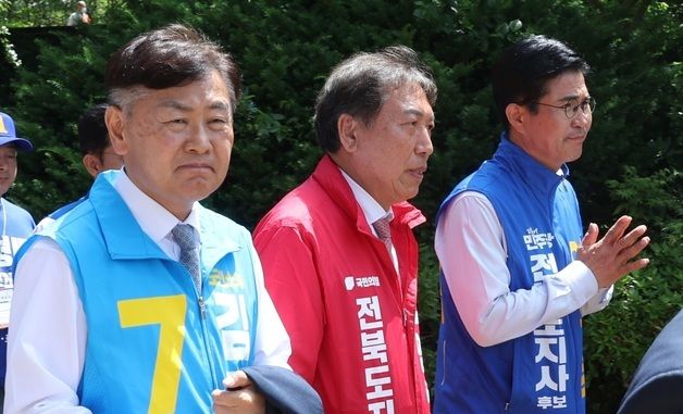 금산사 봉축법요식 찾은 전북도지사 후보들