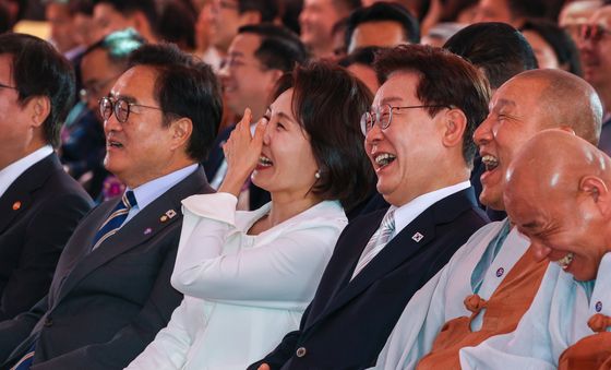 미소 짓는 이재명 대통령·김혜경 여사