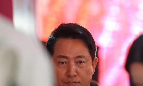 헌화하는 오세훈 서울시장 후보