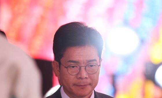 헌화하는 정원오 서울시장 후보