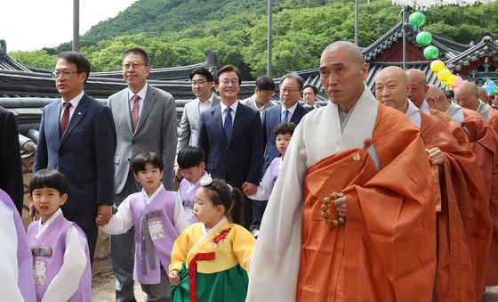 범어사 봉축법요식 참석하는 전재수·박형준 부산시장 후보