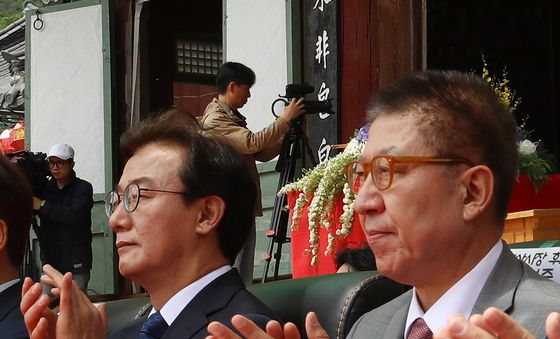 박수치는 전재수, 박형준 부산시장 후보